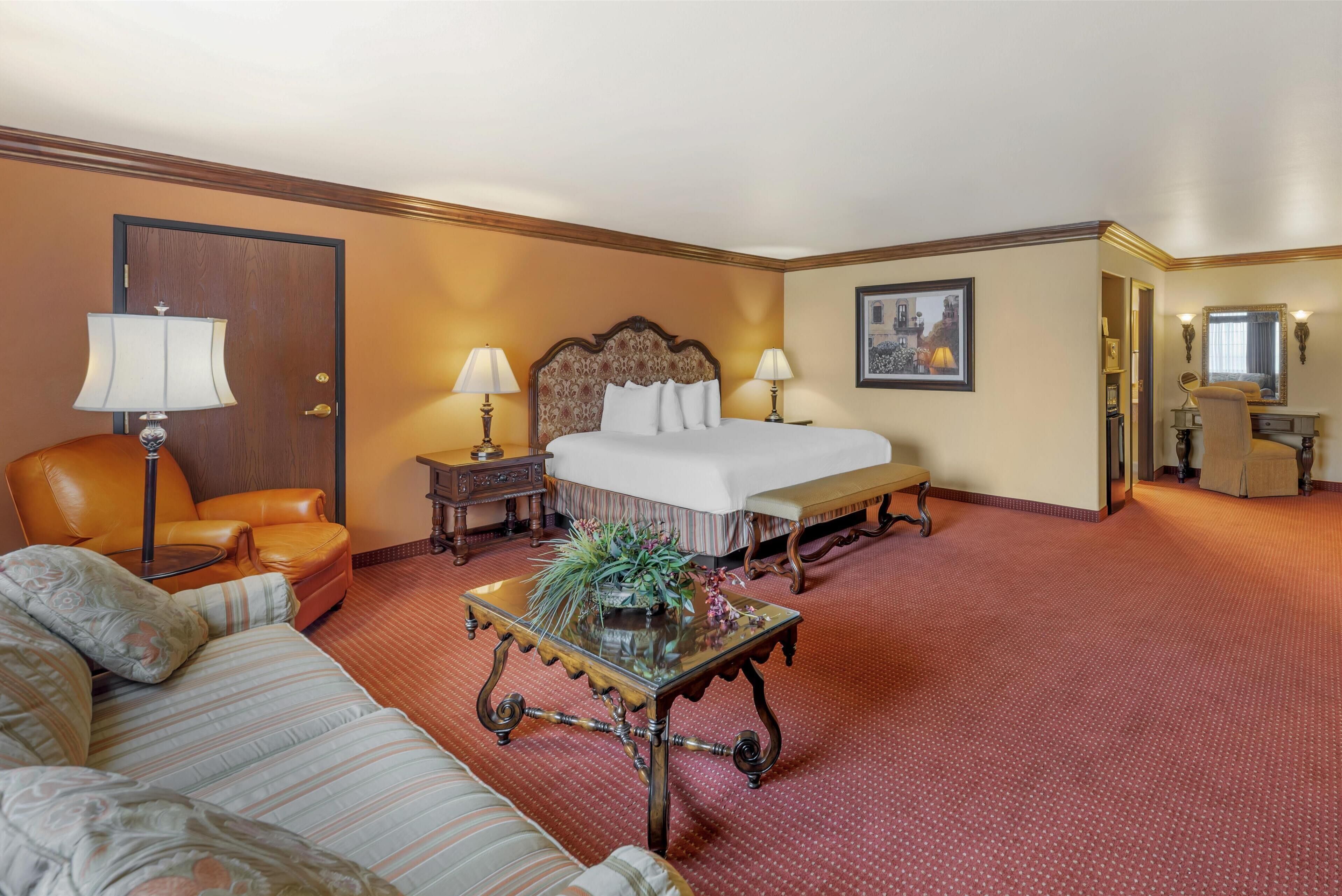 Presidentiële suite, 1 kingsize bed, niet-roken, koelkast & magnetron | Luxe beddengoed, een kluis op de kamer, een strijkplank/strijkijzer