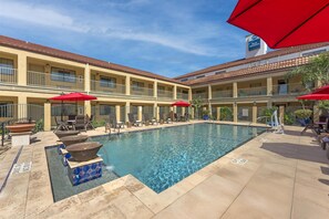Outdoor pool, open 10:00 AM to 10:00 PM, pool umbrellas, pool loungers - Best Western San Isidro Inn (Laredo)