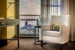 Premium bedding, down duvets, in-room safe, iron/ironing board - Hilton Baton Rouge Capitol Center (Baton Rouge)