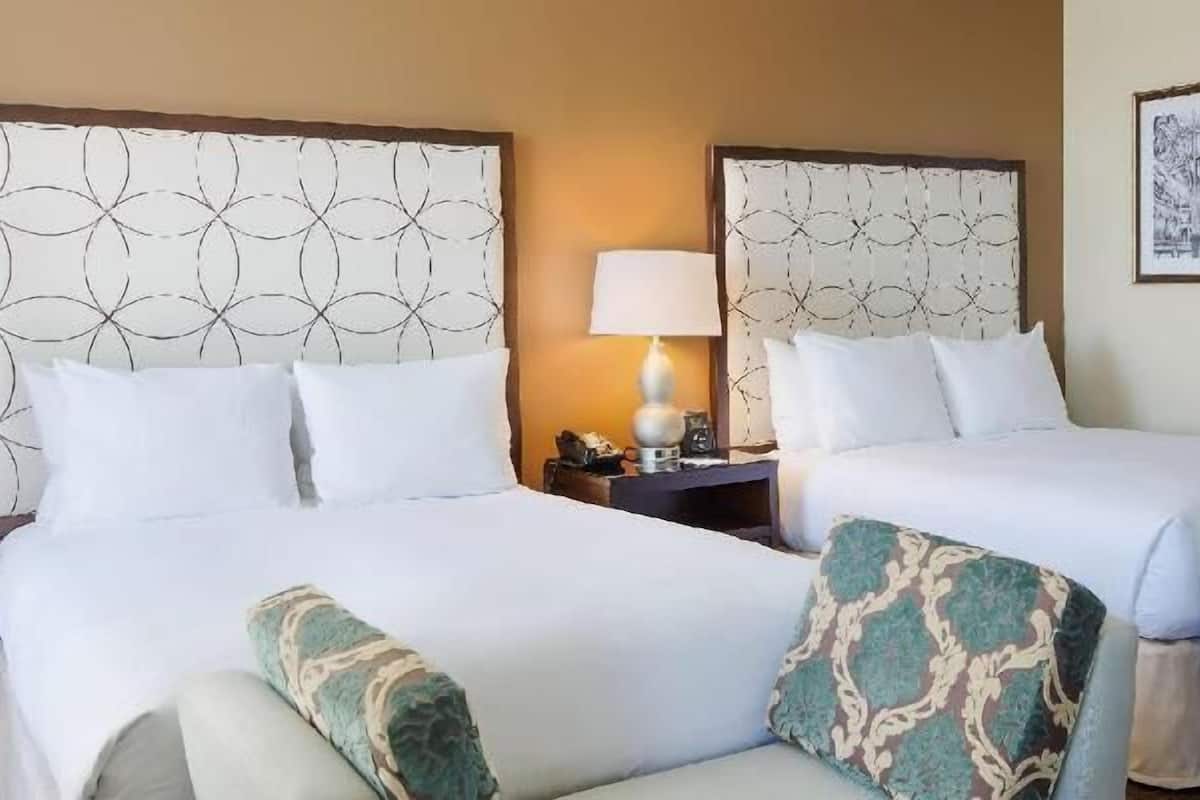 Premium bedding, down duvets, in-room safe, iron/ironing board