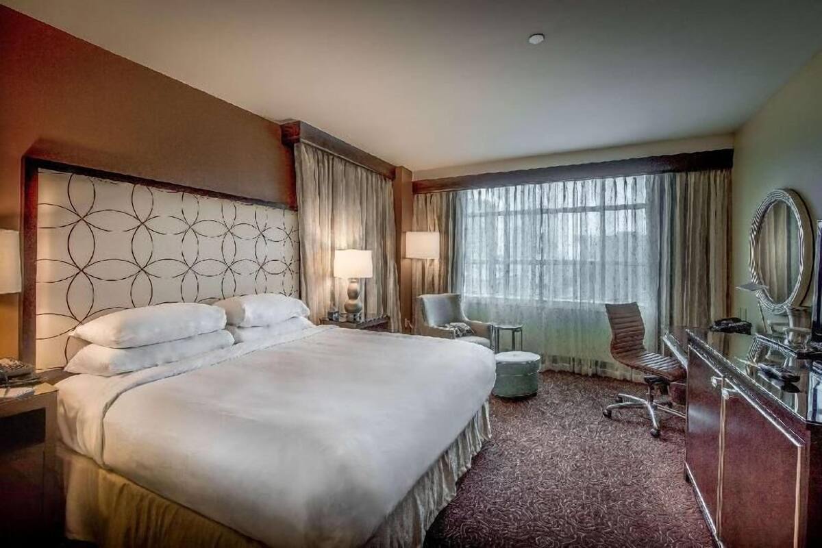 Premium bedding, down duvets, in-room safe, iron/ironing board