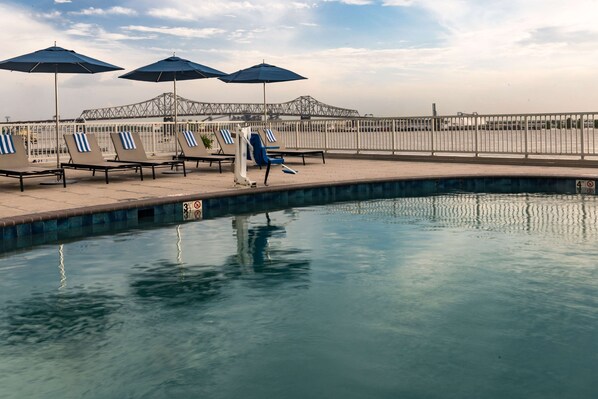 Een buitenzwembad, gratis zwembadcabana's en parasols bij het zwembad