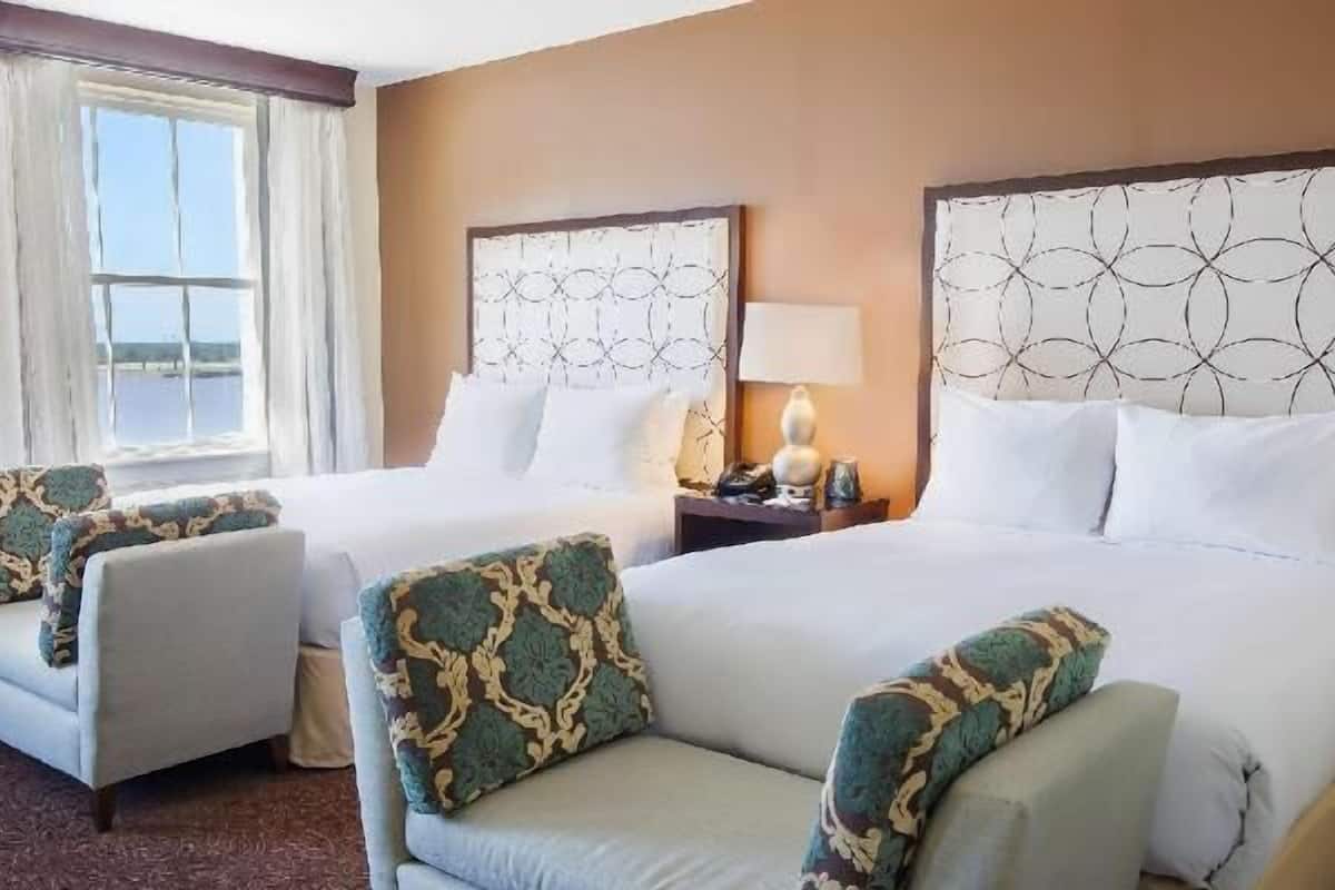 Premium bedding, down duvets, in-room safe, iron/ironing board