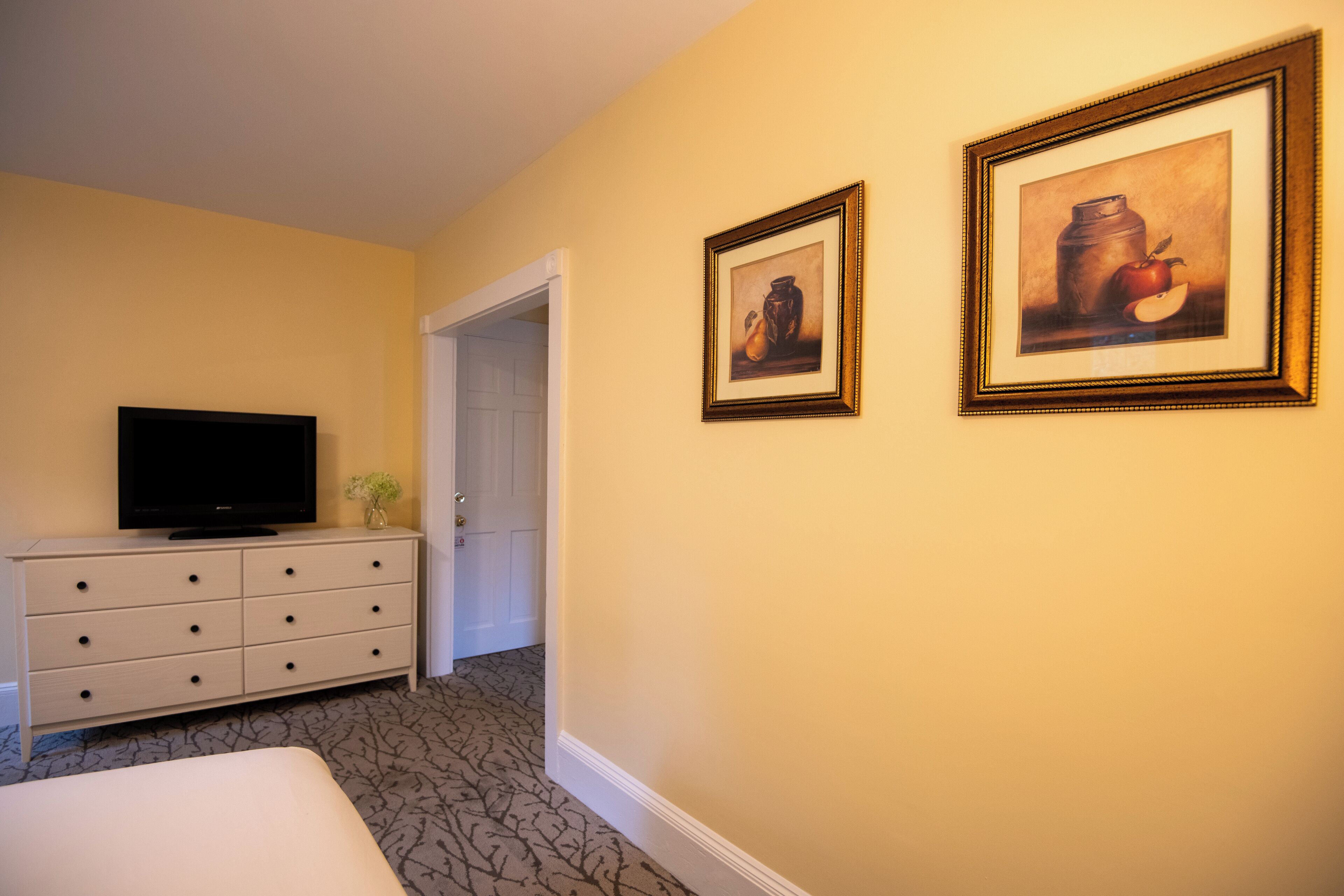 classic suite, 1 king bed | 1 bedroom, premium bedding, desk, iron/ironing board
