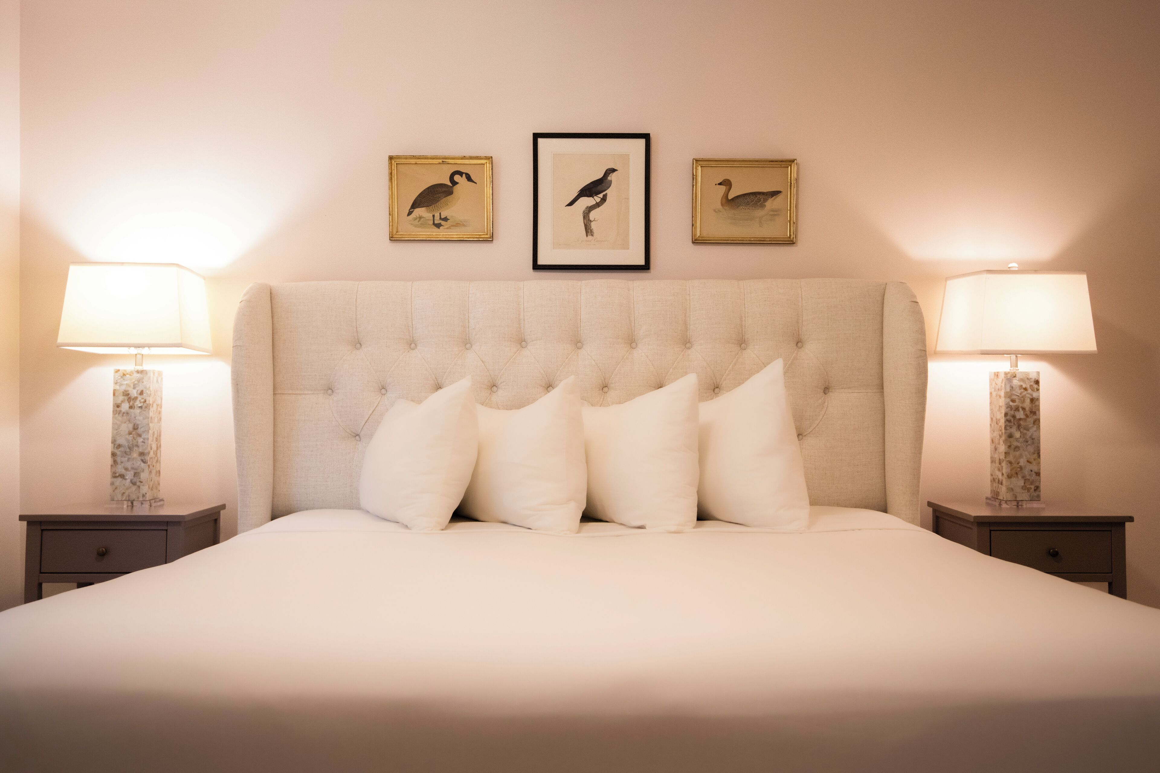 Habitación clásica, 1 cama King size | Ropa de cama de alta calidad y escritorio 