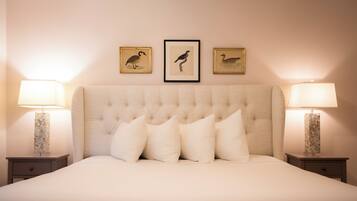 Habitación clásica, 1 cama King size | Ropa de cama de alta calidad y escritorio