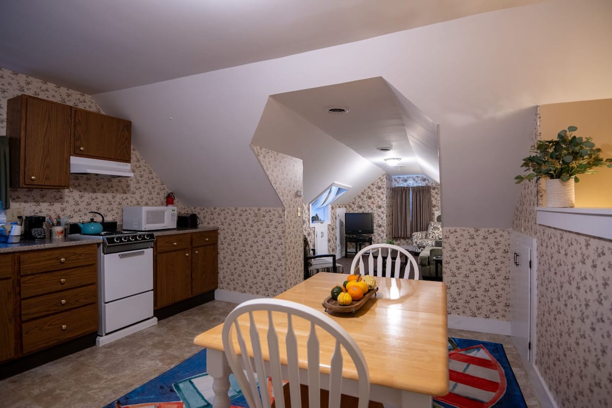 classic apartment, 1 queen bed | private kitchen | fridge, microwave, coffee/tea maker, eco-friendly cleaning products