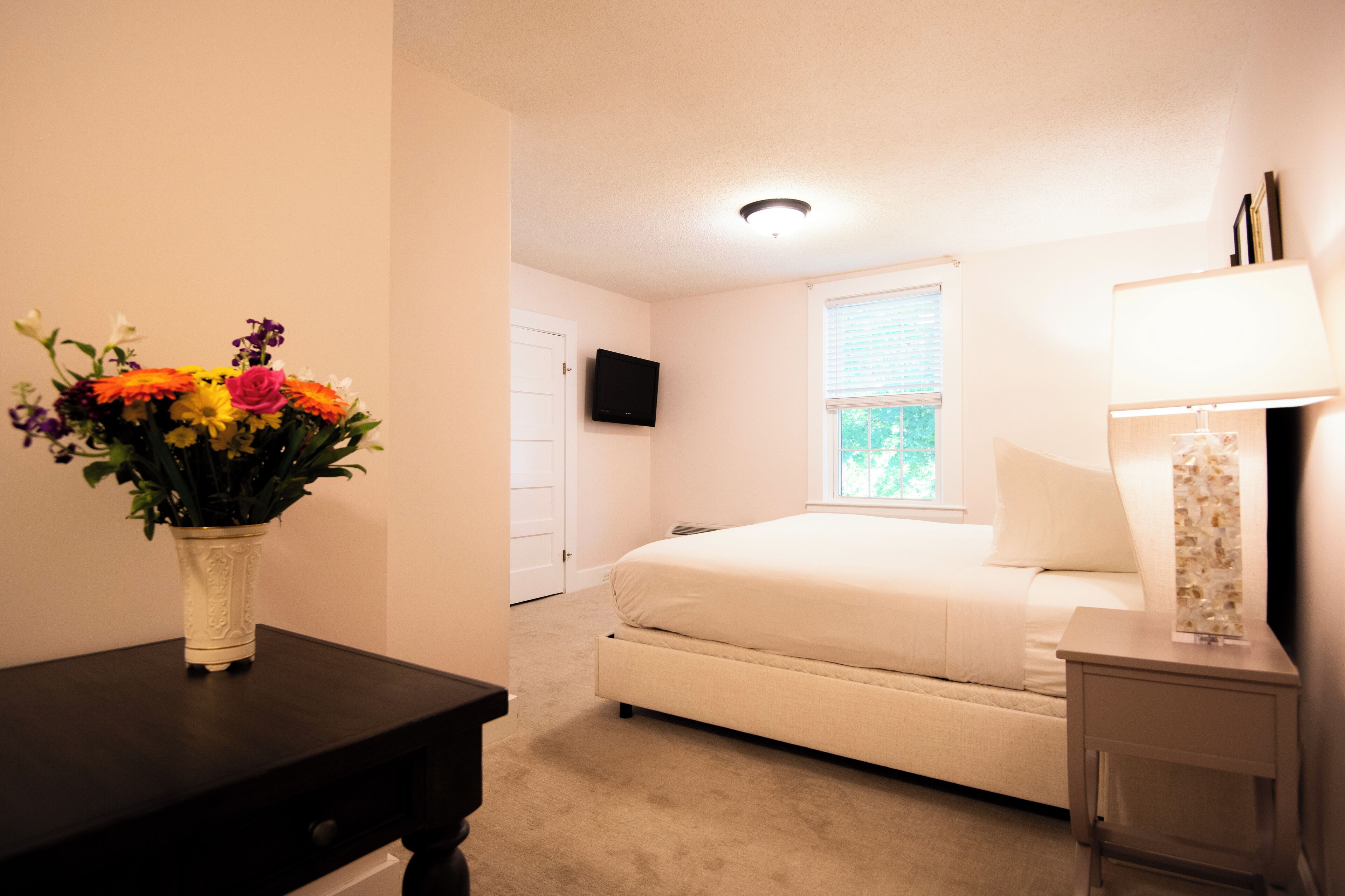 classic room, 1 king bed | 1 bedroom, premium bedding, desk, iron/ironing board