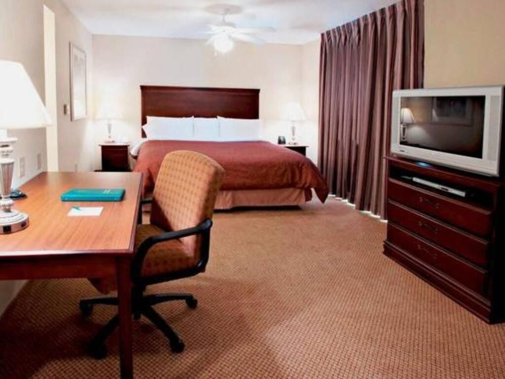 In-room safe, laptop workspace, blackout drapes, iron/ironing board
