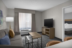 Suite, 1 King Bed, Accessible, Bathtub (Mobility & Hearing) | Living area