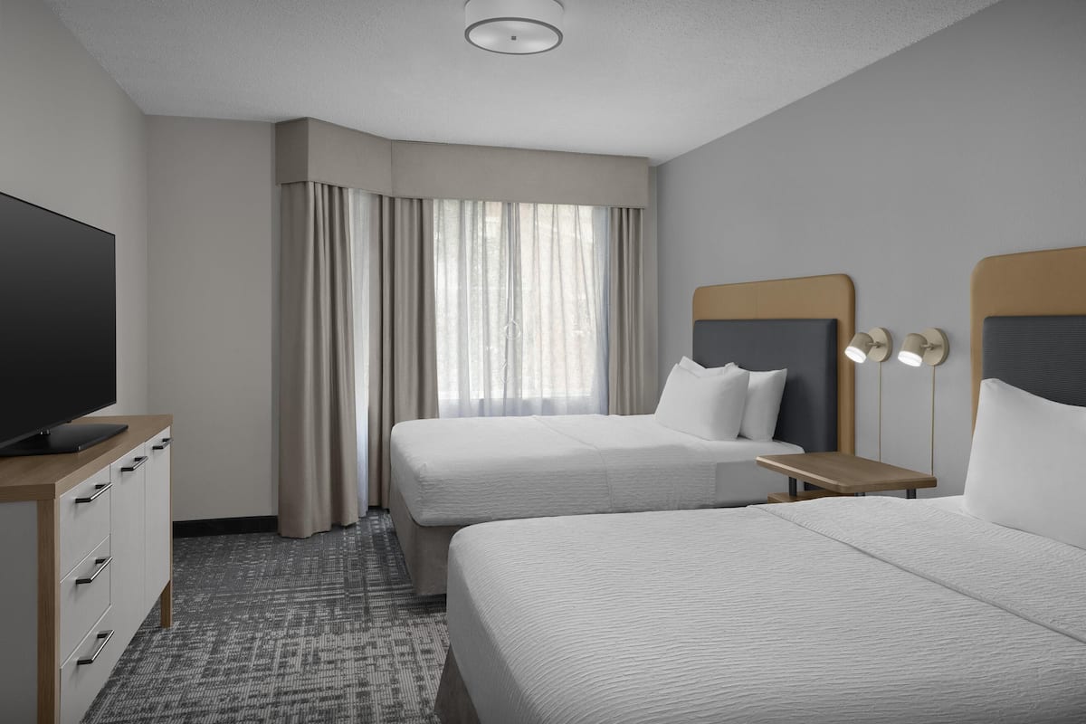 In-room safe, laptop workspace, blackout drapes, iron/ironing board