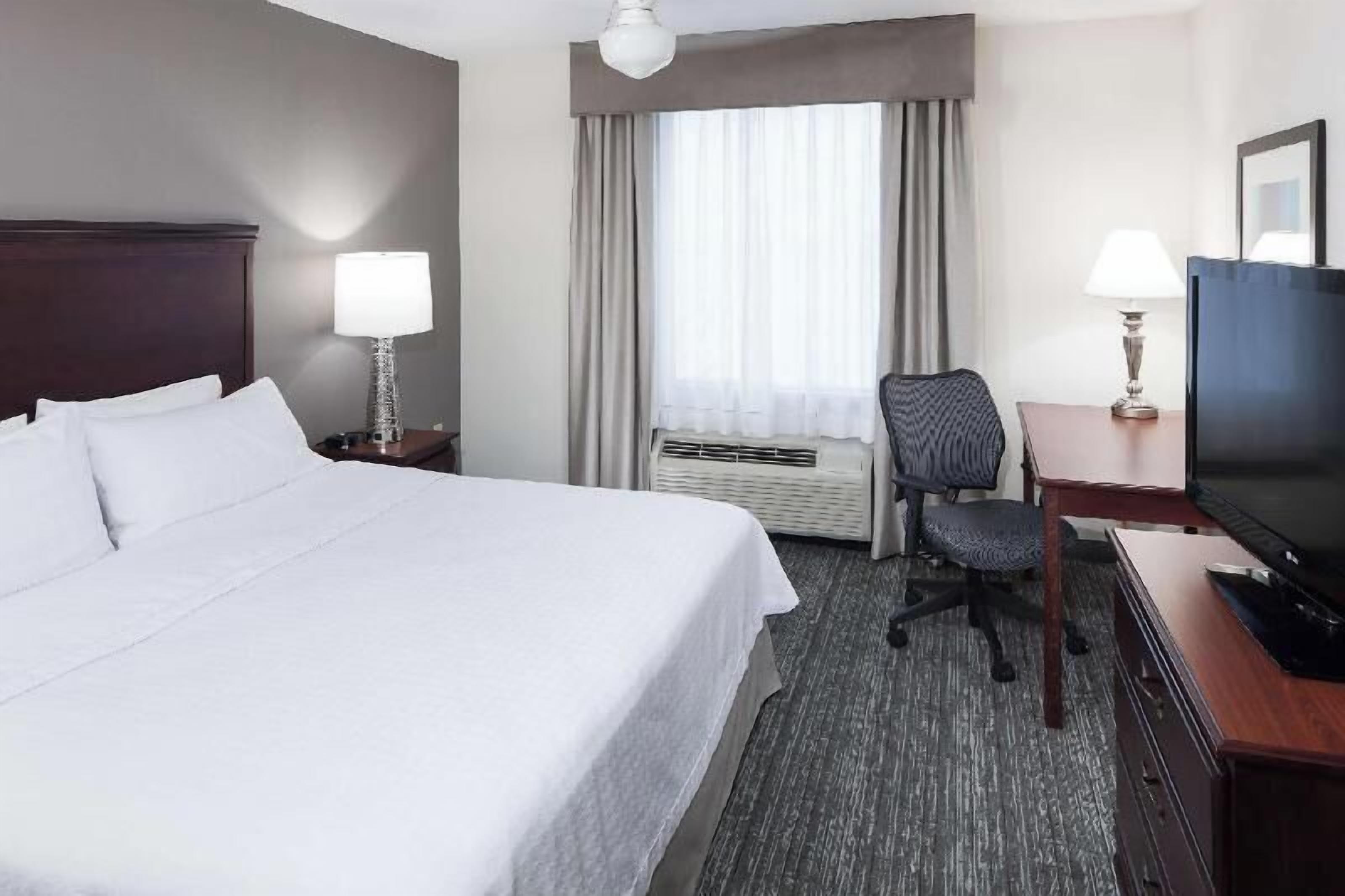 In-room safe, laptop workspace, blackout drapes, iron/ironing board