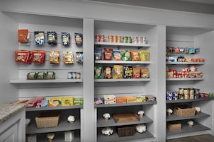 Una despensa bien organizada con diversos alimentos y recipientes de almacenamiento.