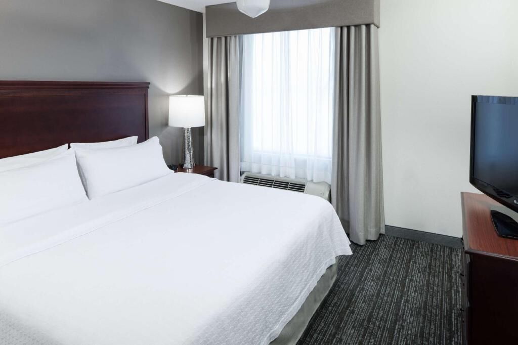 In-room safe, laptop workspace, blackout drapes, iron/ironing board