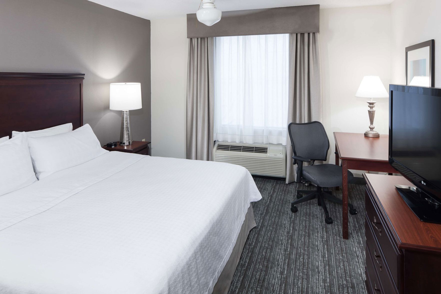 In-room safe, laptop workspace, blackout drapes, iron/ironing board