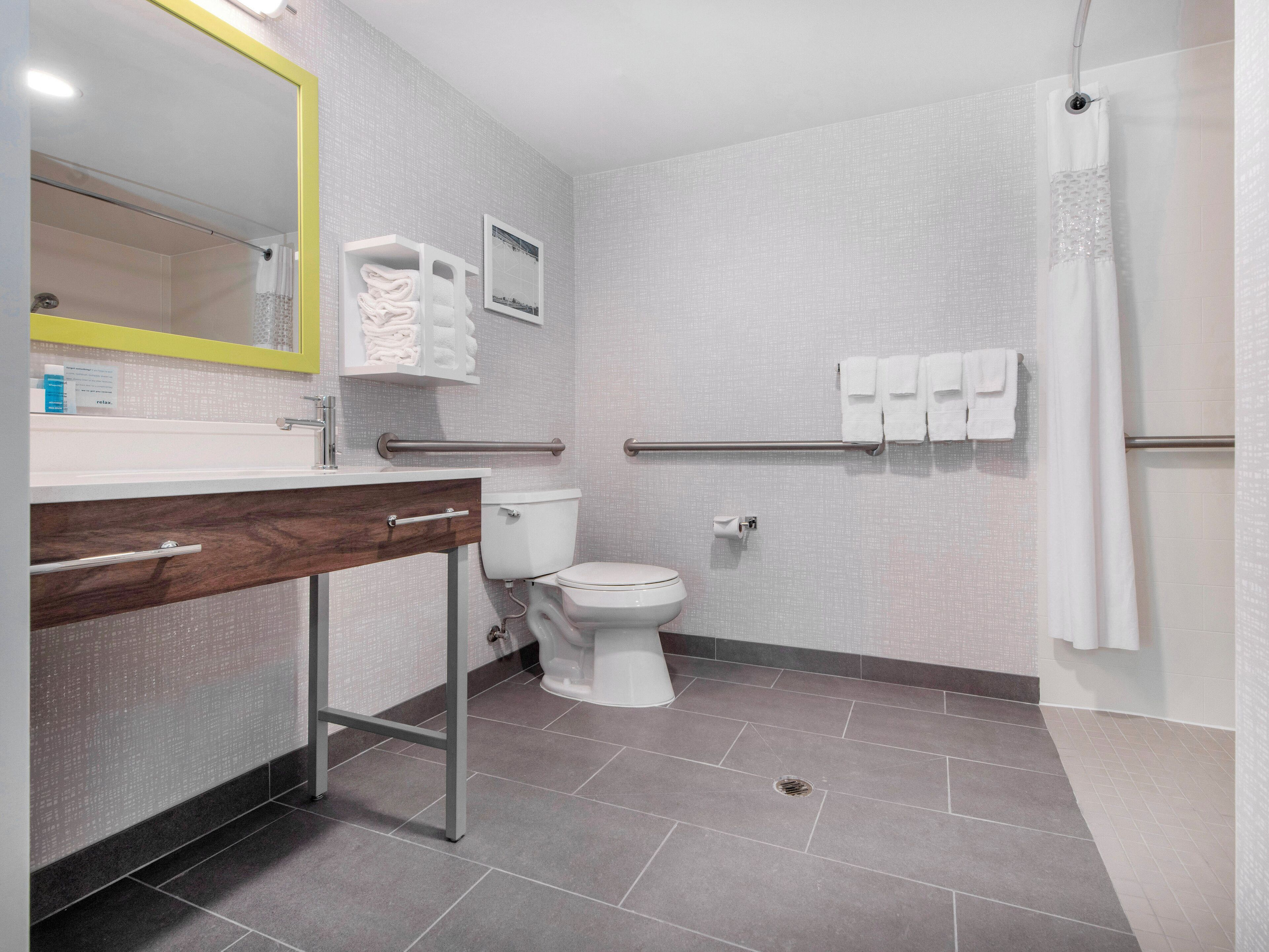 Een moderne badkamer met toilet, wastafel en douche.