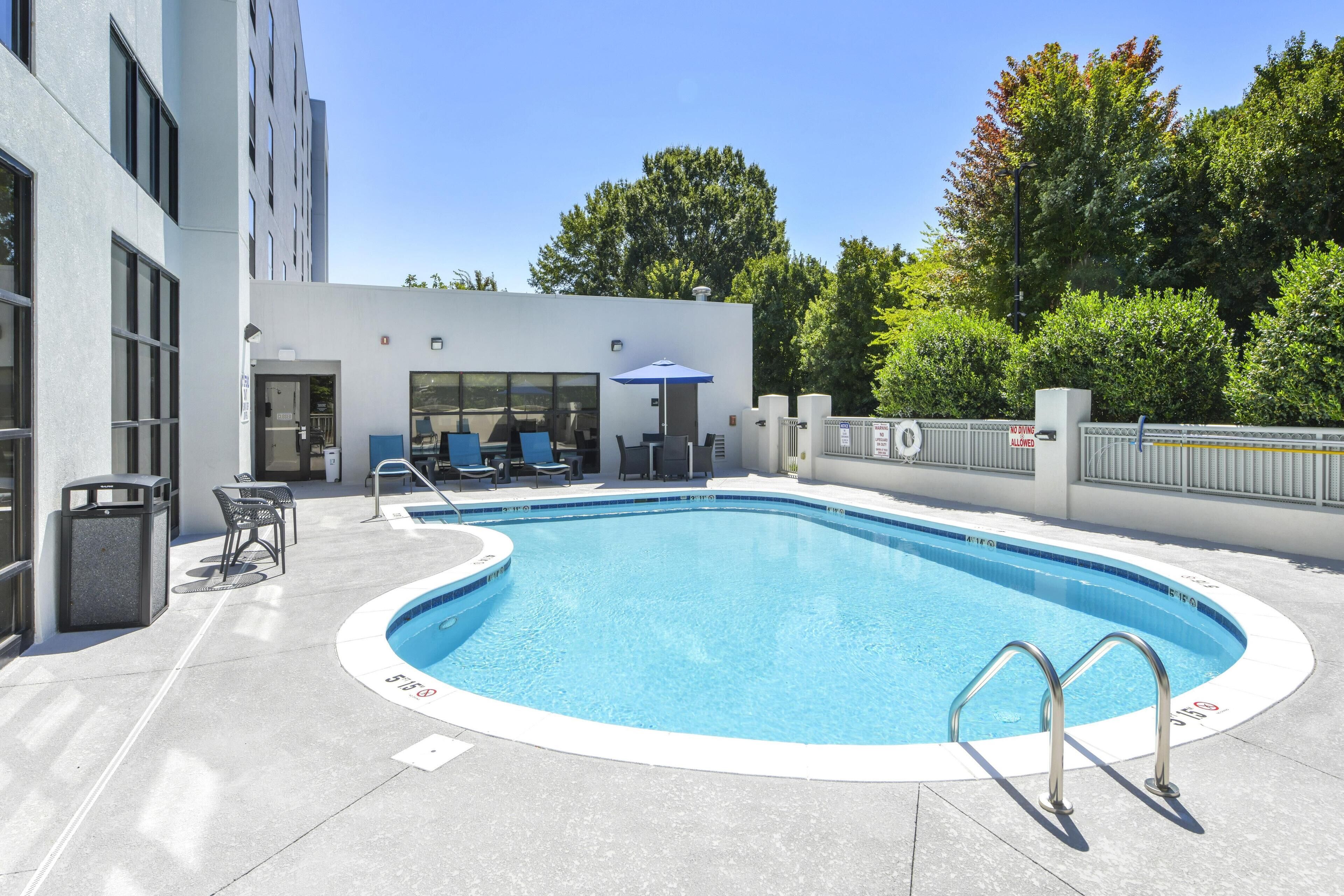 季節性室外泳池；10:00 至 22:00 開放；泳池傘