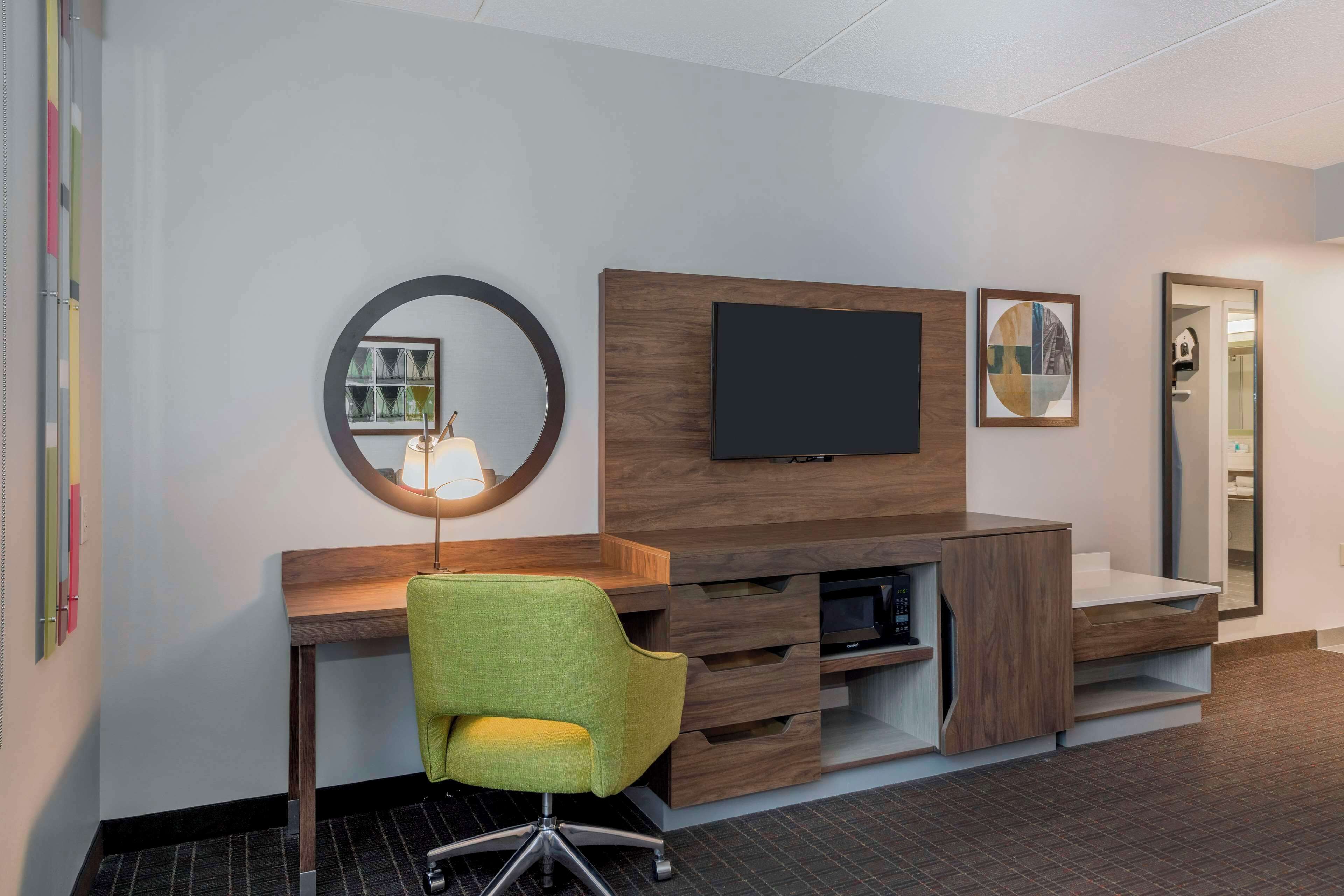 in-room safe, laptop workspace, blackout curtains, soundproofing