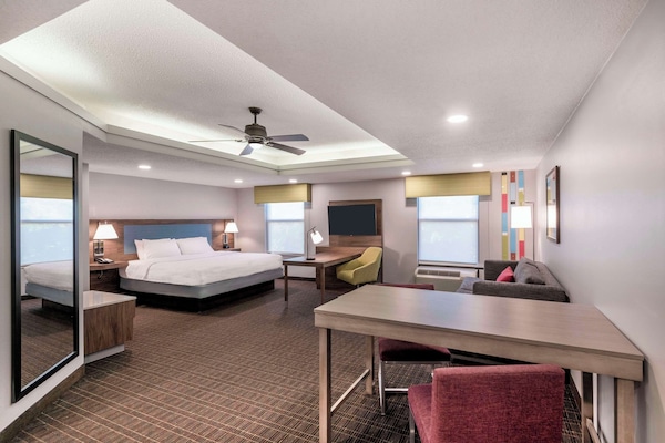 Värdeförvaringsskåp på rummet och arbetsyta för laptop