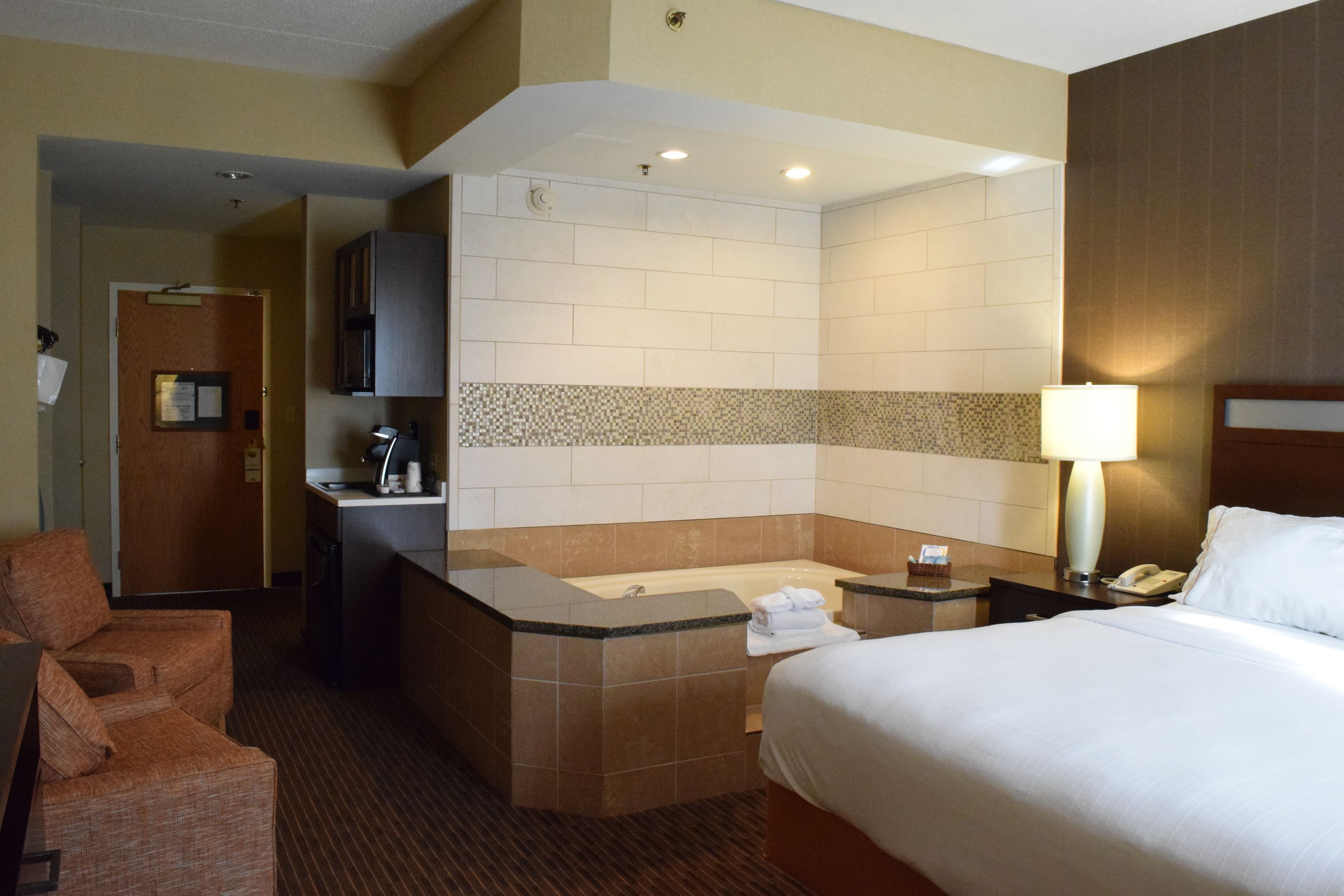 Chambre Standard, 1 très grand lit, bain à remous