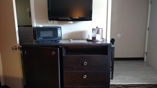 Nệm có lớp đệm bông, trang bị nội thất với thiết kế riêng biệt, bàn 