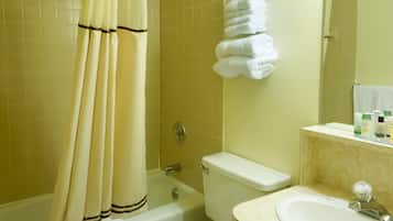 Deluxe 1 King 1 Double Bed Room | Bathroom | Combined shower/tub, free toiletries, hair dryer, towels