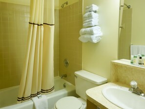 Deluxe Double Room, Non Smoking | Bathroom - Cocoa Country Inn at Hershey (Hershey)