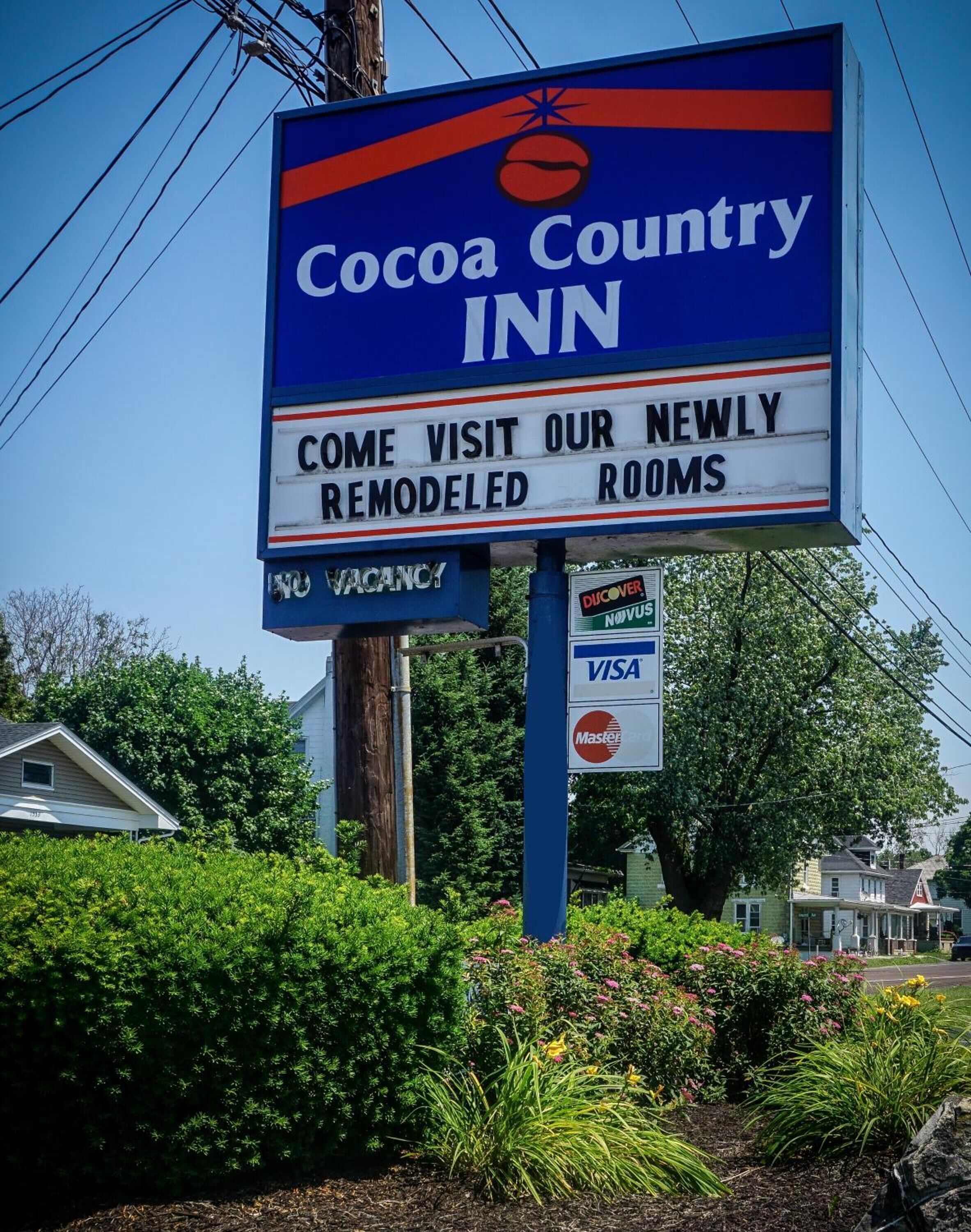 Señal del Cocoa Country Inn que anuncia habitaciones recién remodeladas.