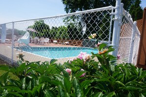 Una piscina al aire libre