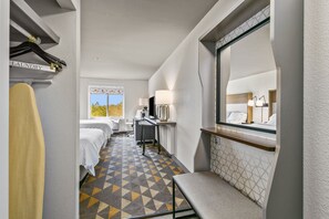 In-room safe, desk, iron/ironing board, rollaway beds - Holiday Inn Express Lucedale by IHG (Lucedale)