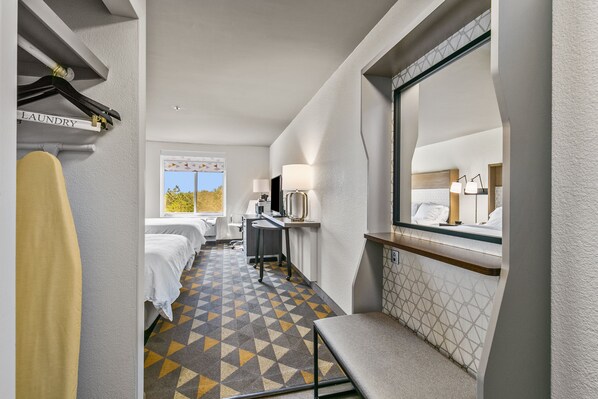 In-room safe, desk, iron/ironing board, rollaway beds - Holiday Inn Express Lucedale by IHG (Lucedale)