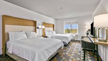 Caixa forta a l'habitació, escriptori i planxa i posts de planxar