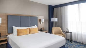 Hochwertige Bettwaren, Zimmersafe, Schreibtisch, Verdunkelungsvorhänge