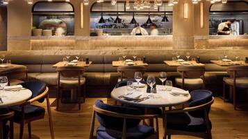 Sarapan bufet setiap hari (GBP 25.95 seorang)