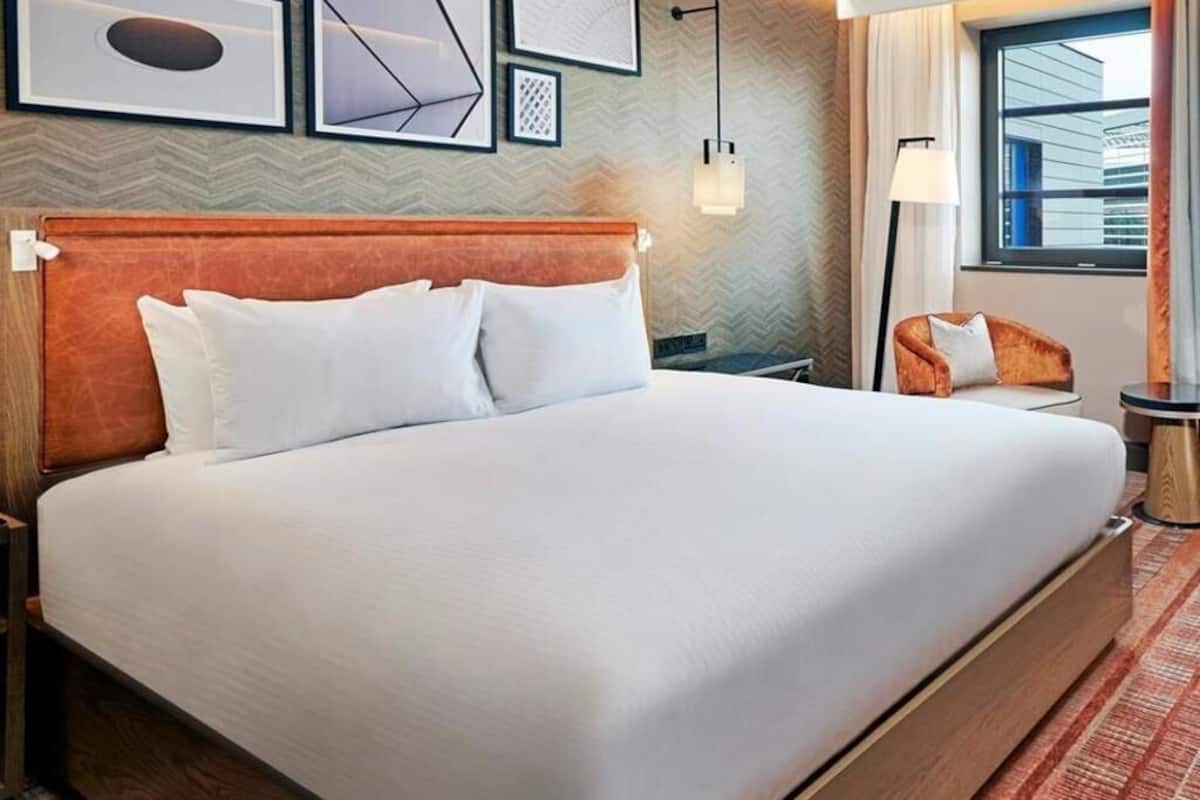 Hypo-allergenic bedding, in-room safe, desk, blackout drapes