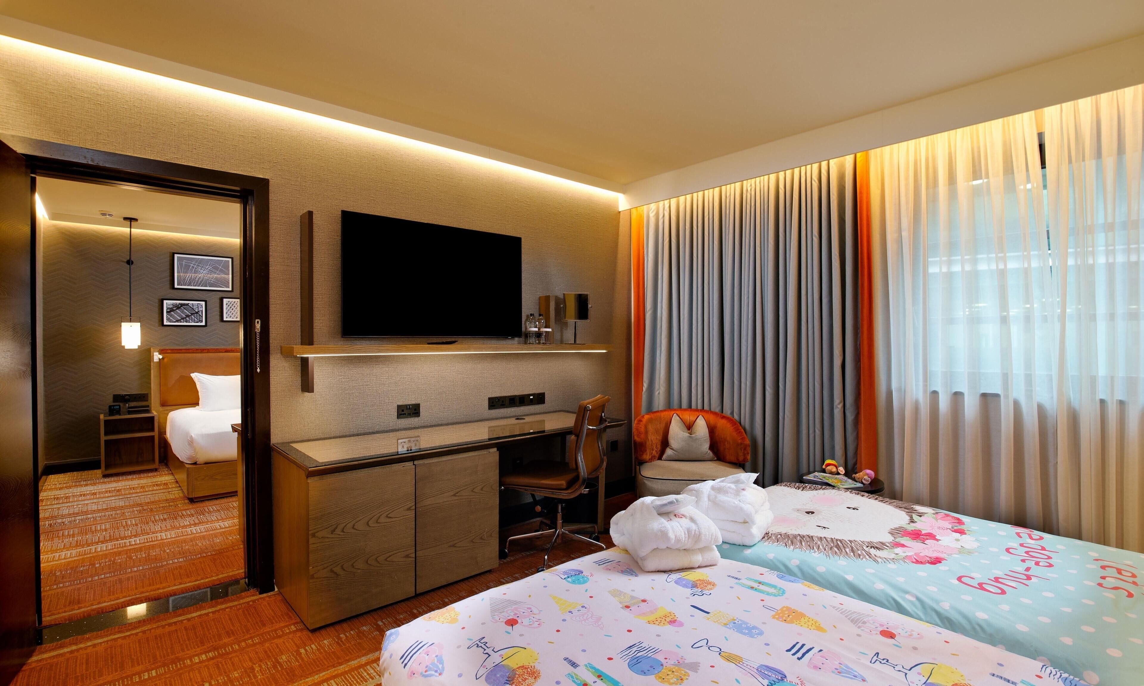 Familiekamer, meerdere bedden | Hypoallergeen beddengoed, een kluis op de kamer, een bureau