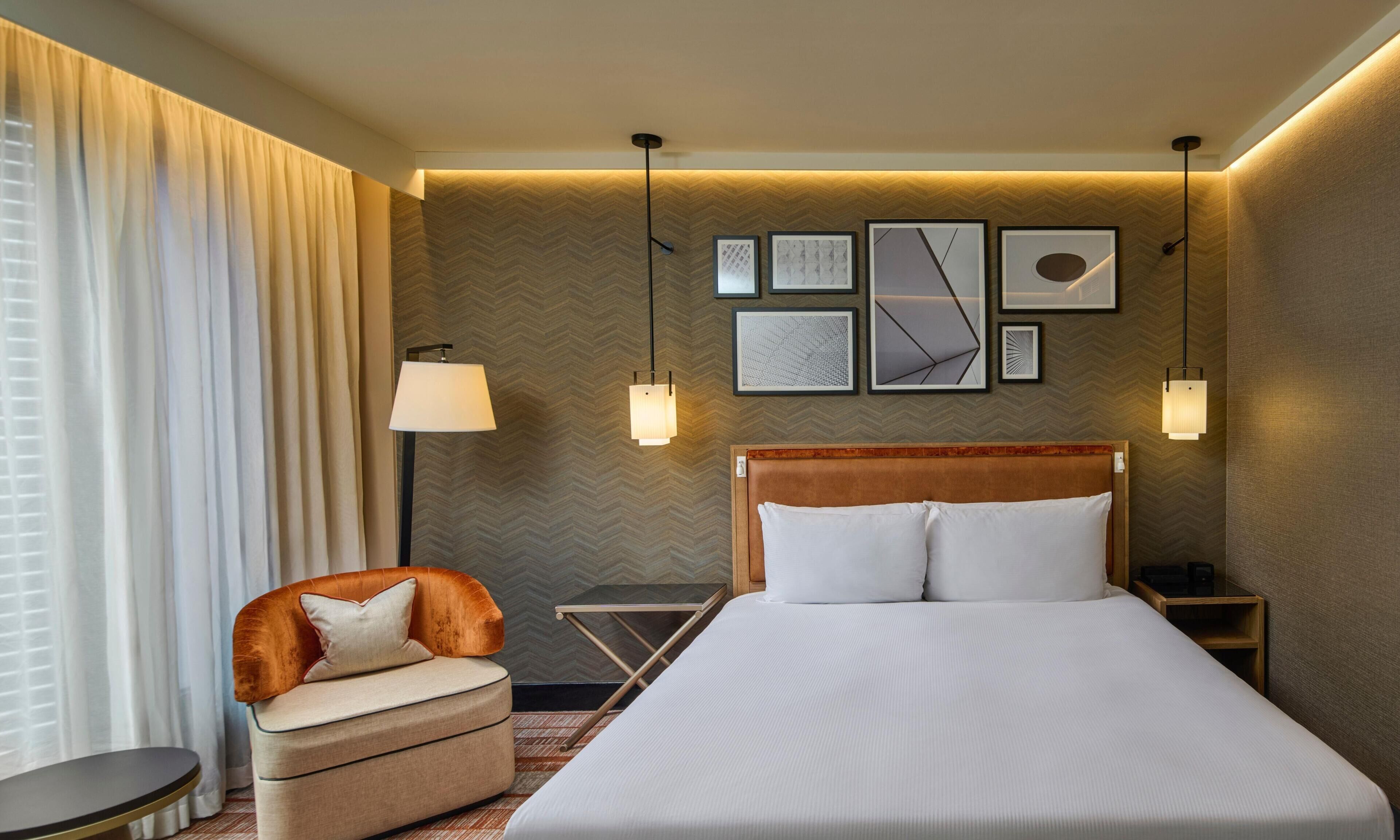 Allergitestet sengetøy, safe på rommet, skrivebord og blendingsgardiner