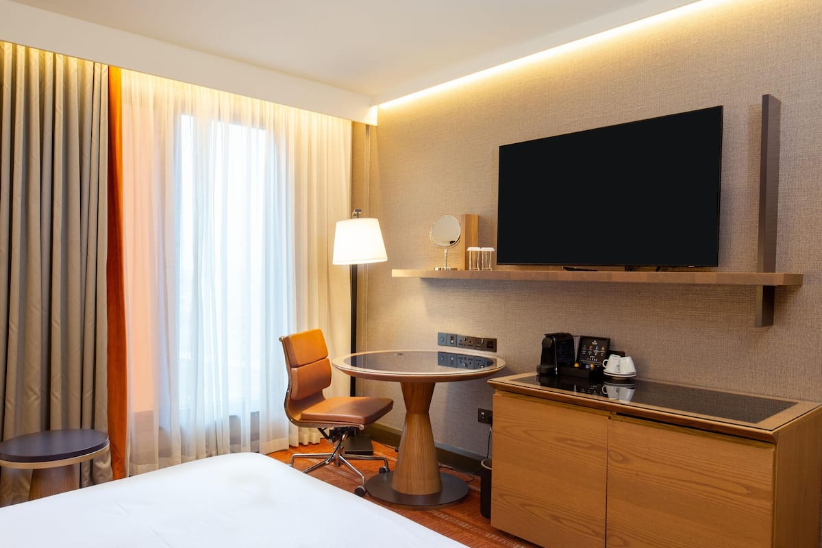 Hypo-allergenic bedding, in-room safe, desk, blackout drapes