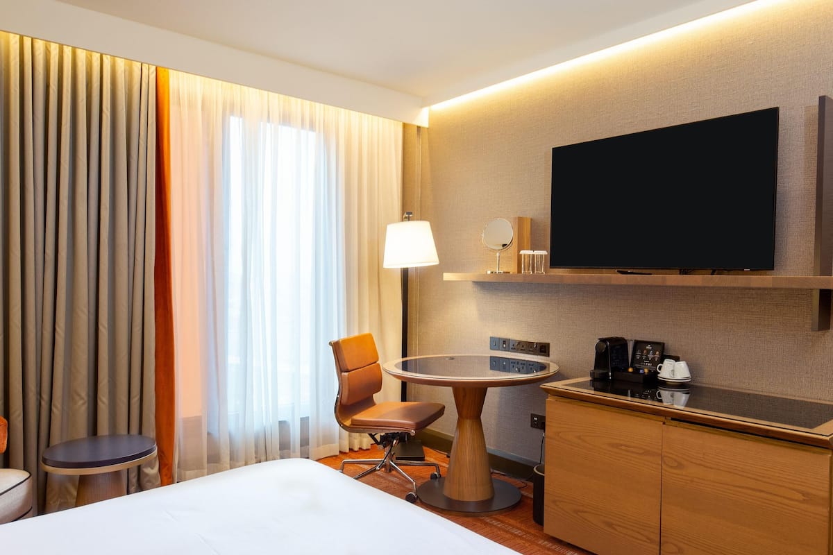 Hypo-allergenic bedding, in-room safe, desk, blackout curtains