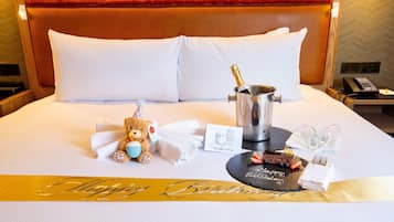 Hypo-allergenic bedding, in-room safe, desk, blackout drapes