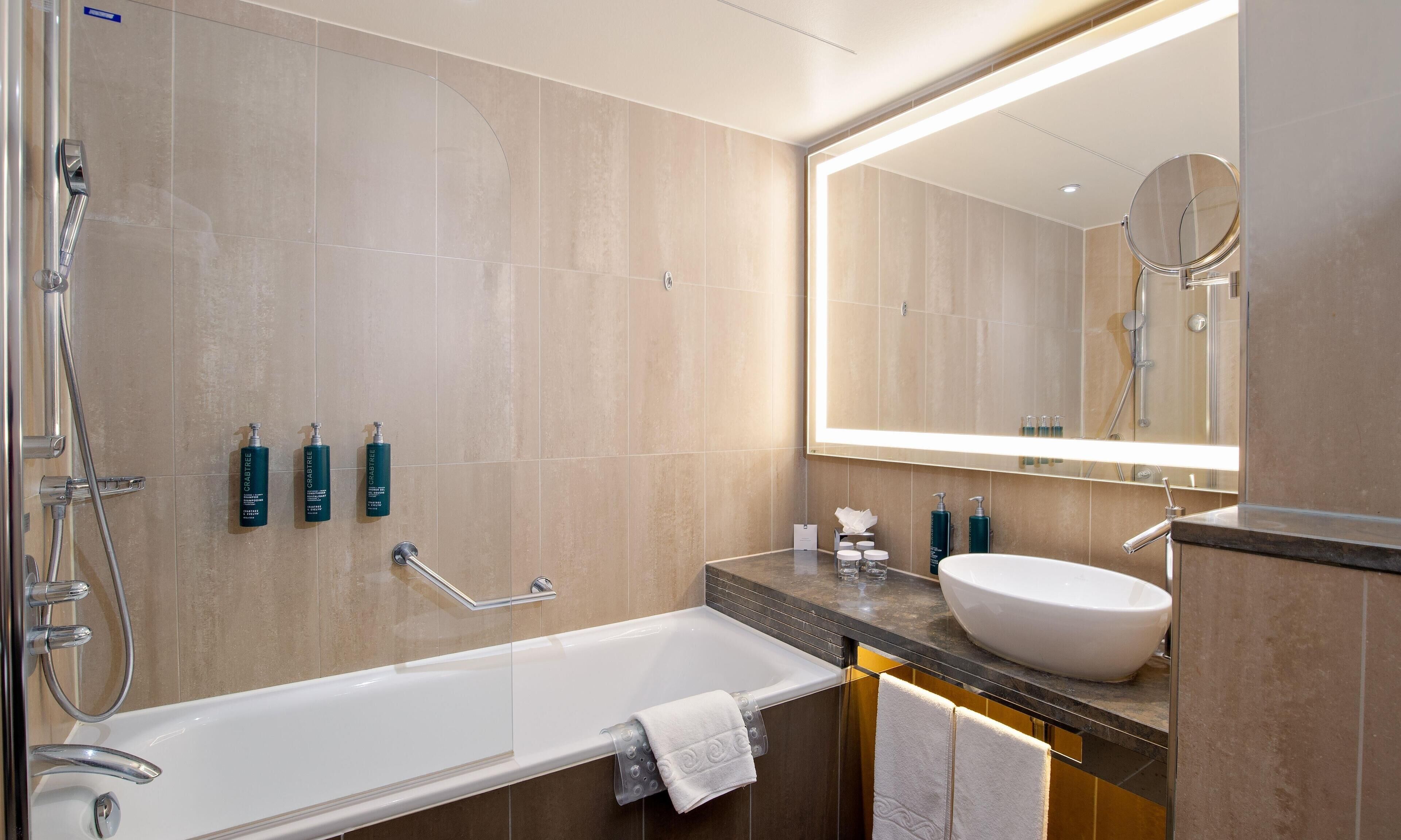 Combined shower/bathtub, free toiletries, hair dryer, towels