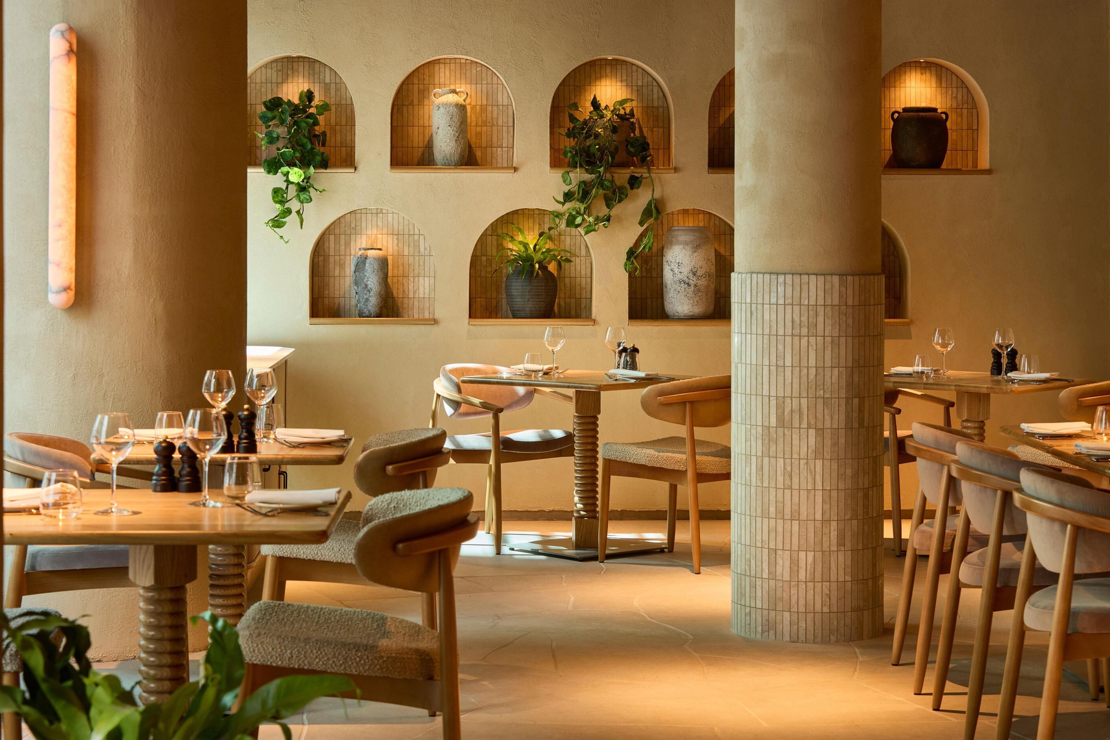 Serveert ontbijt, lunch en diner