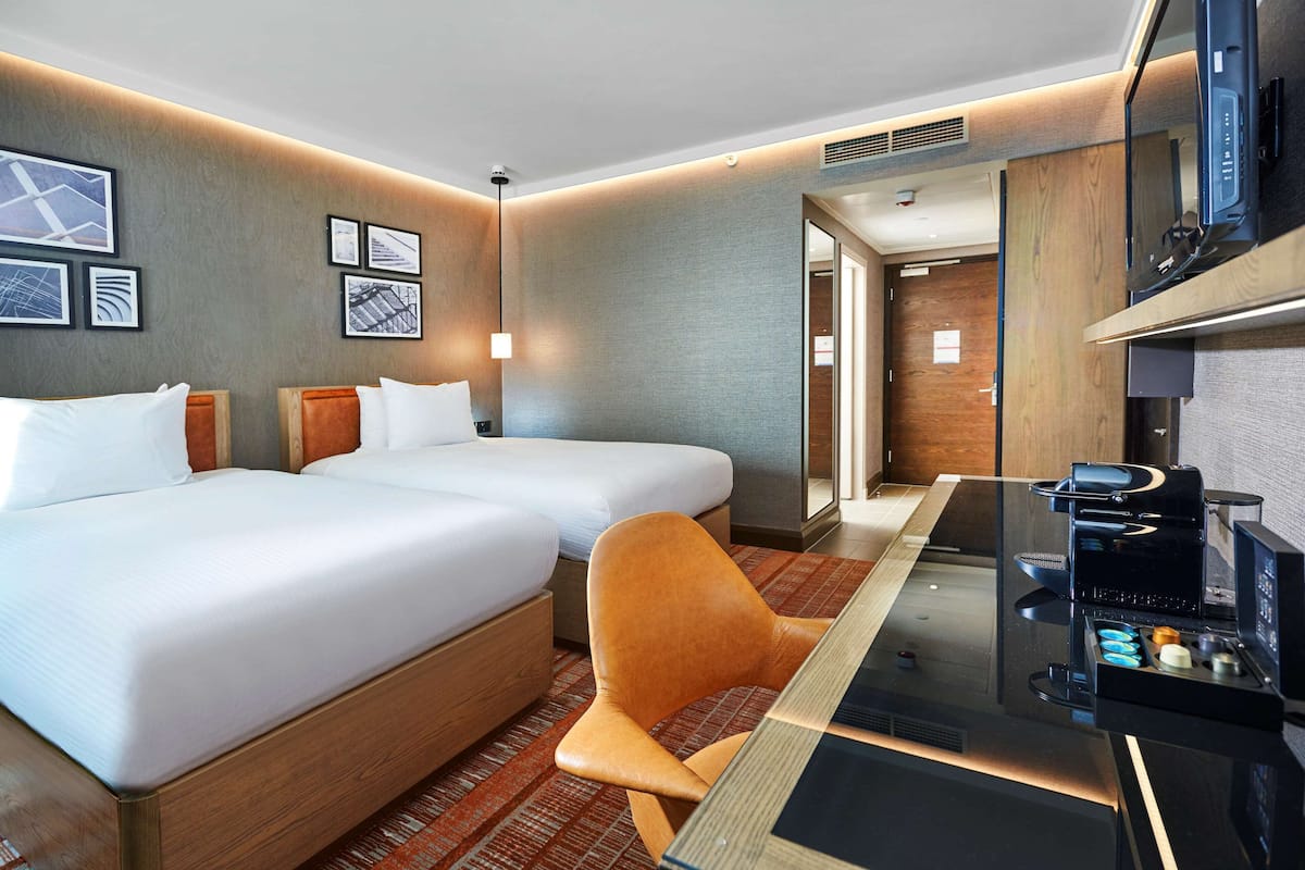 Hypo-allergenic bedding, in-room safe, desk, blackout drapes