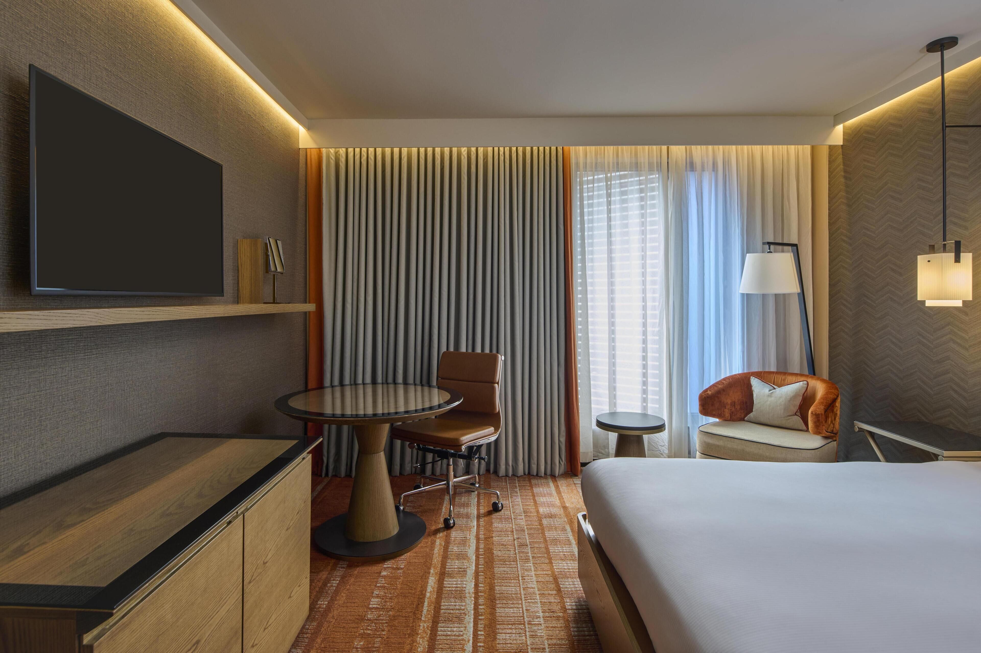 Hypo-allergenic bedding, in-room safe, desk, blackout curtains