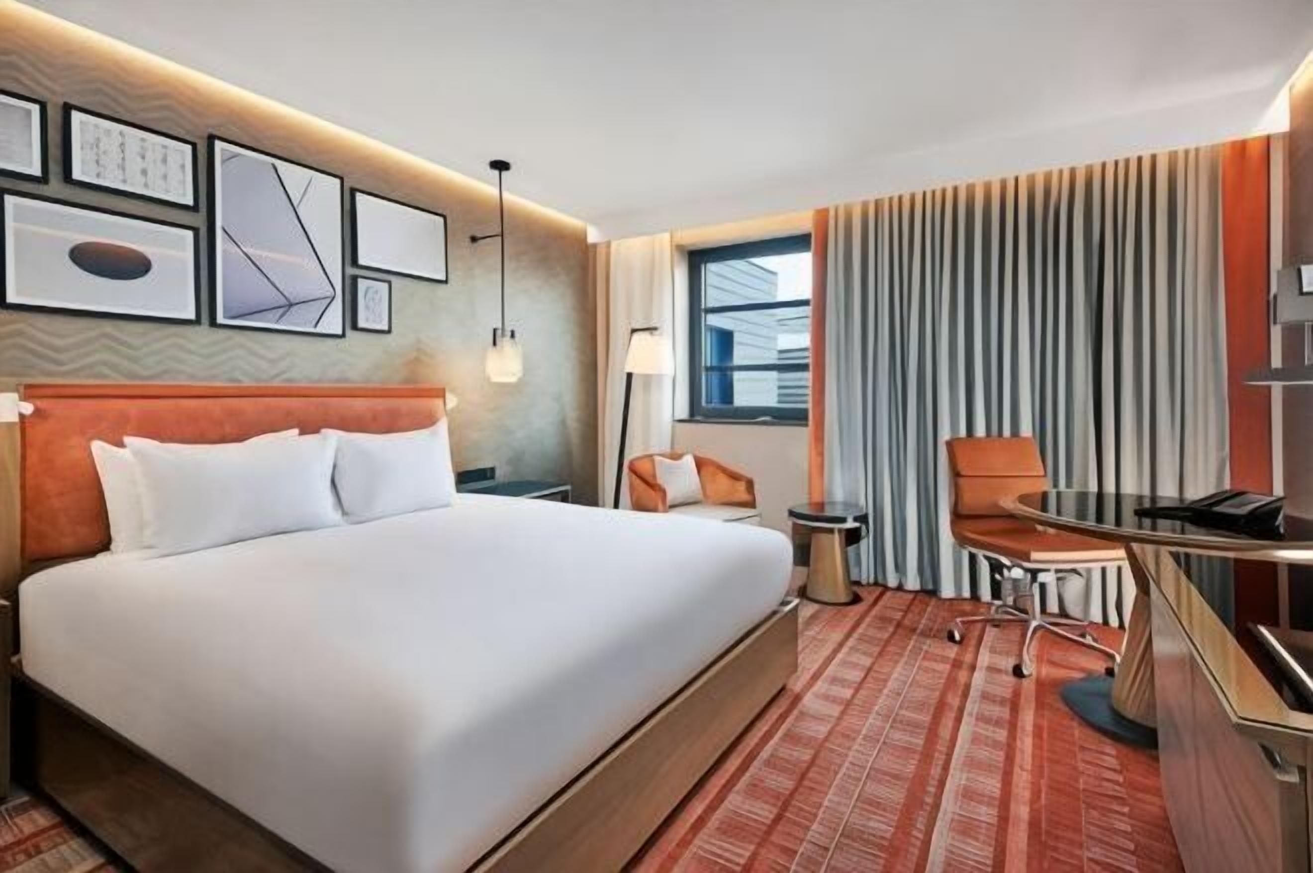 Hypo-allergenic bedding, in-room safe, desk, blackout drapes