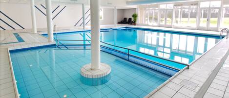 Kolam renang indoor