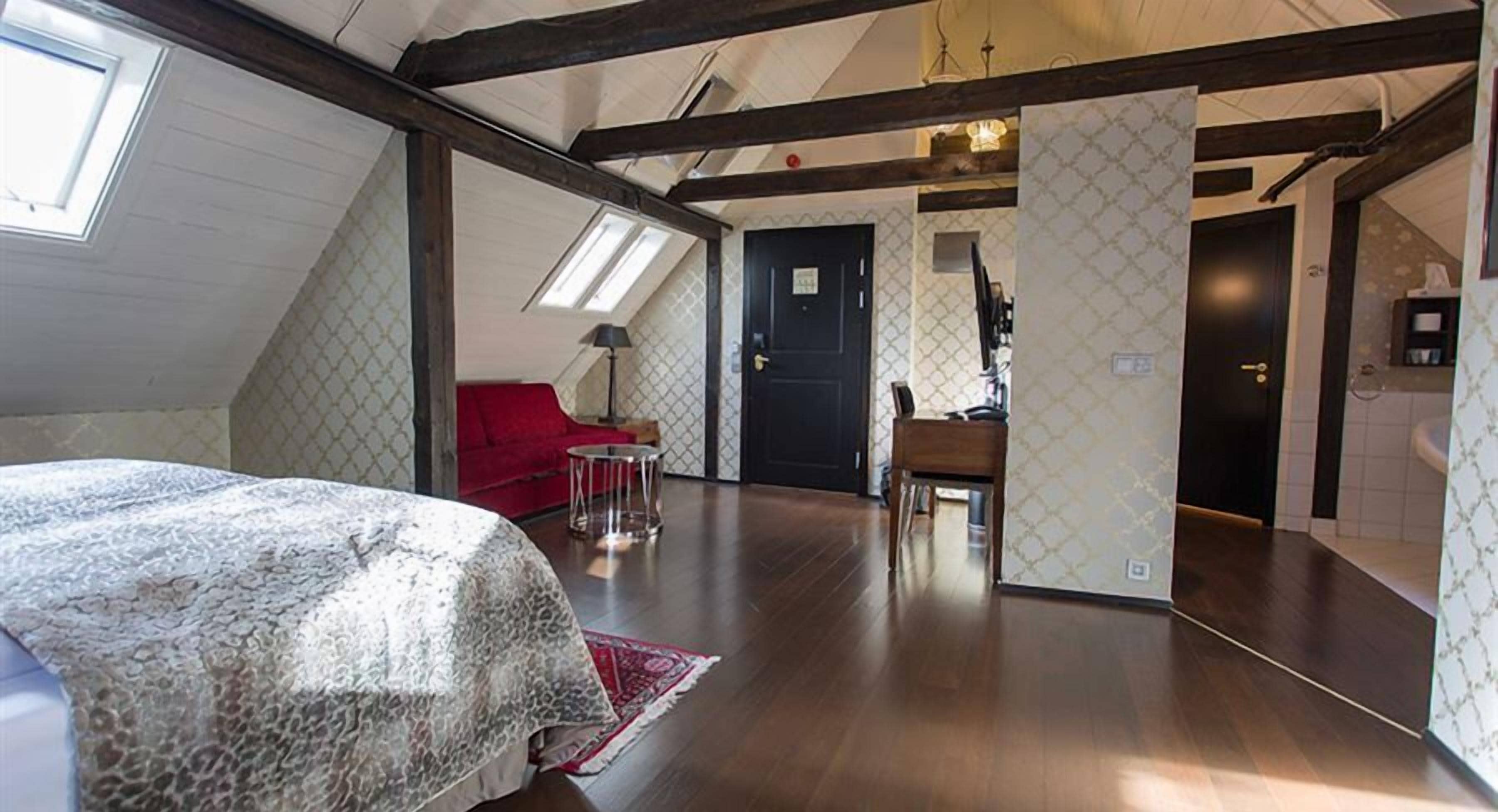 suite | in-room safe, individually decorated, individually furnished, desk