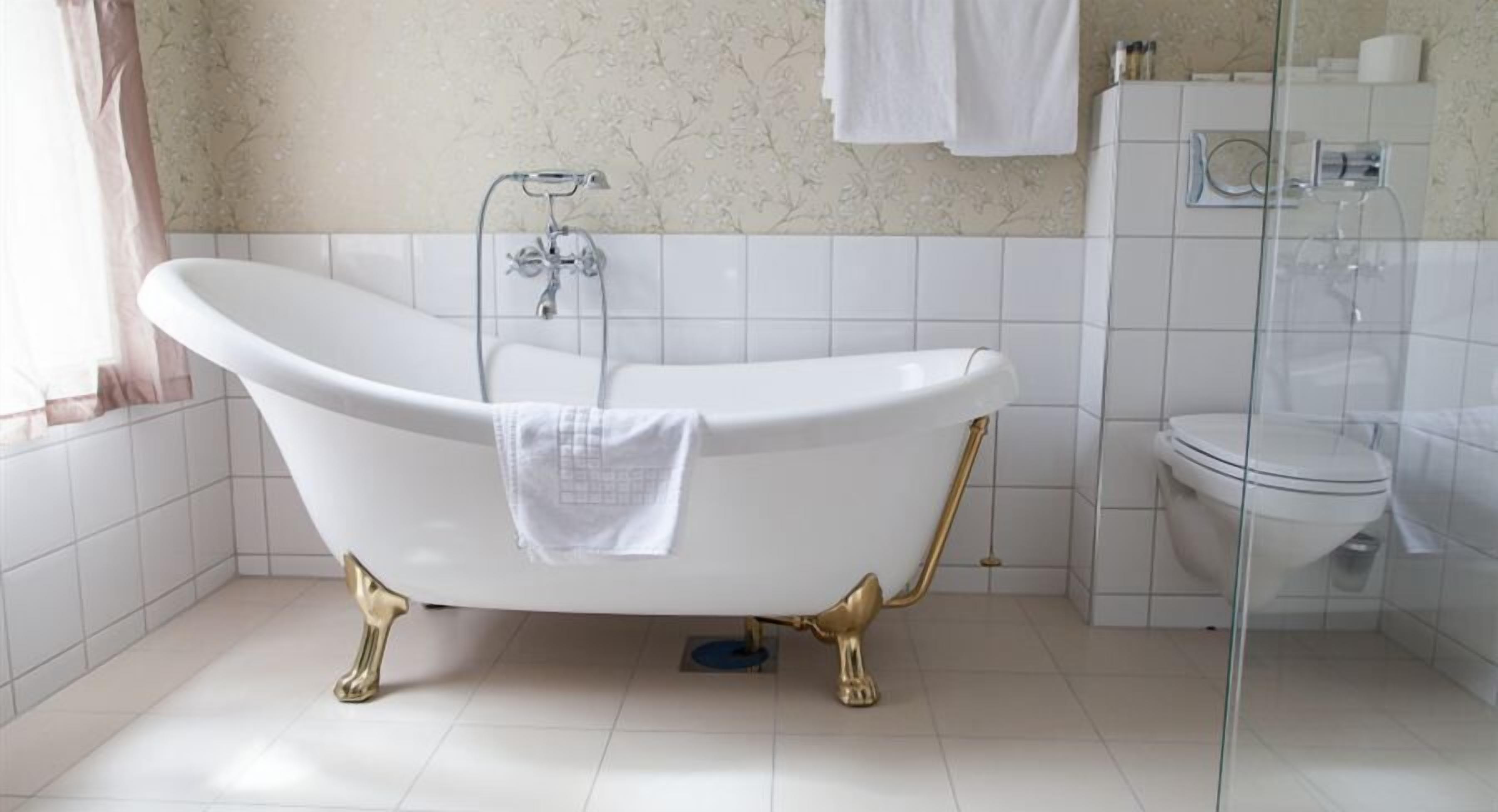 deluxe double room | deep-soaking bathtub