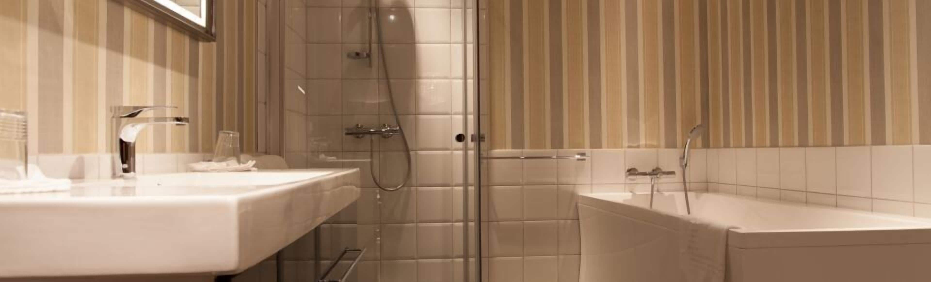 deluxe double room | bathroom | towels