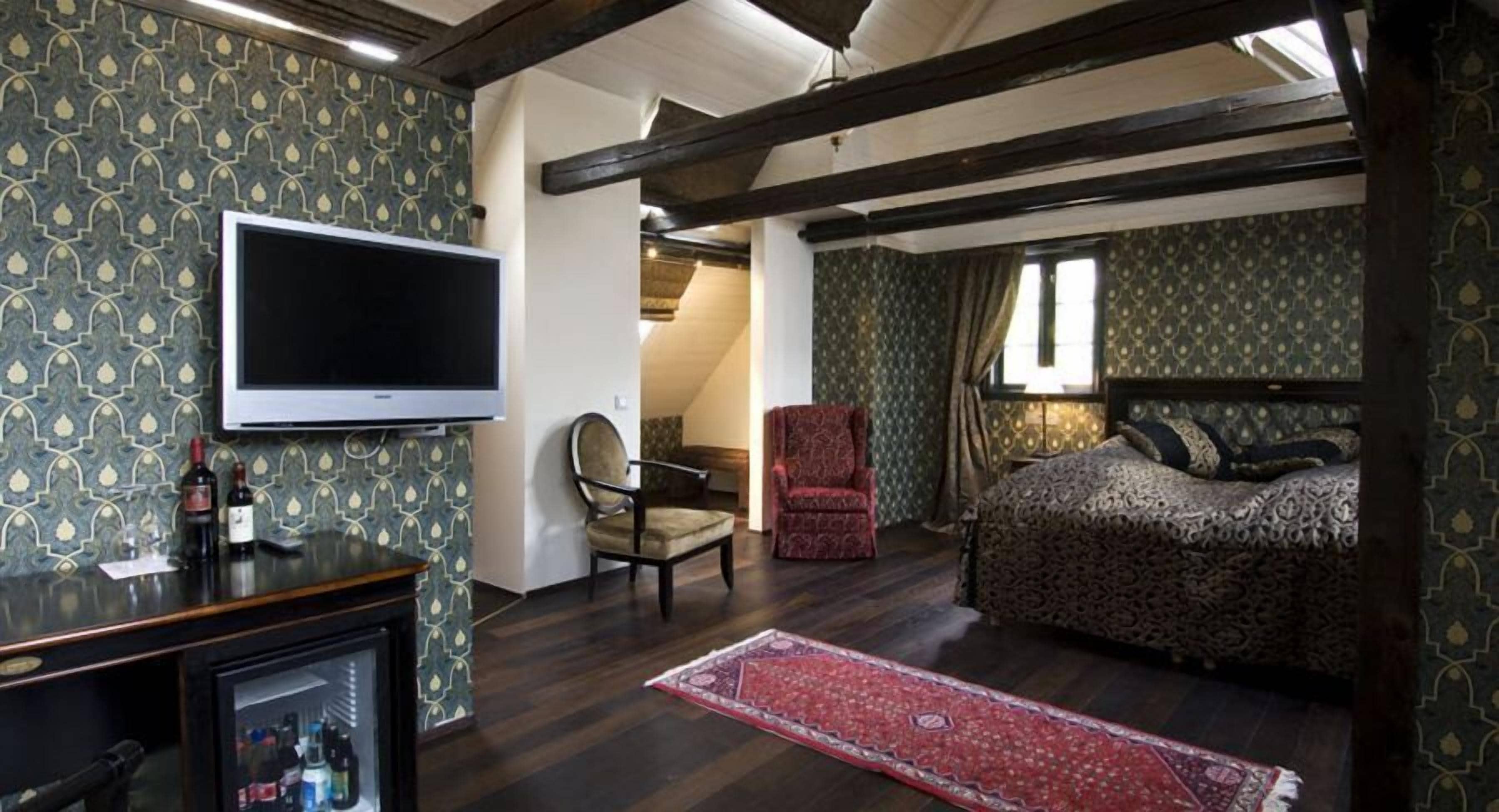 suite | in-room safe, individually decorated, individually furnished, desk